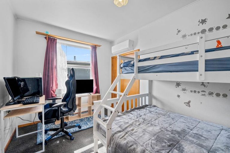 Photo of property in 35 Beaubank Road, Kelston, Auckland, 0602