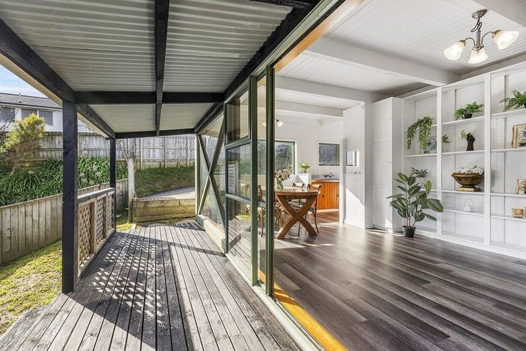 Photo of property in 117 Gloaming Hill, Titahi Bay, Porirua, 5022