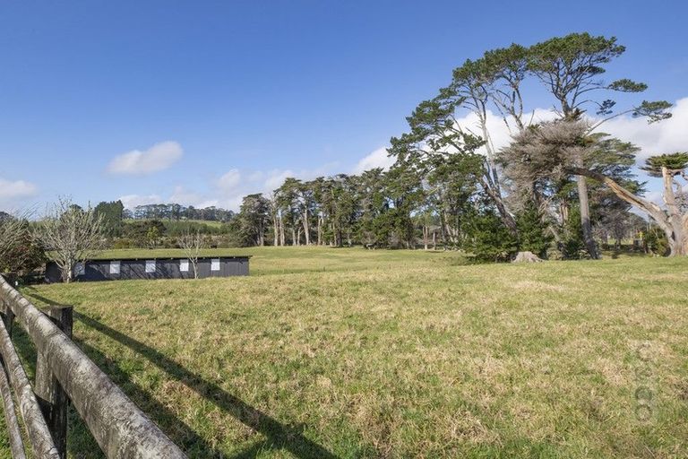 Photo of property in 271 Waitakere Road, Taupaki, Henderson, 0782