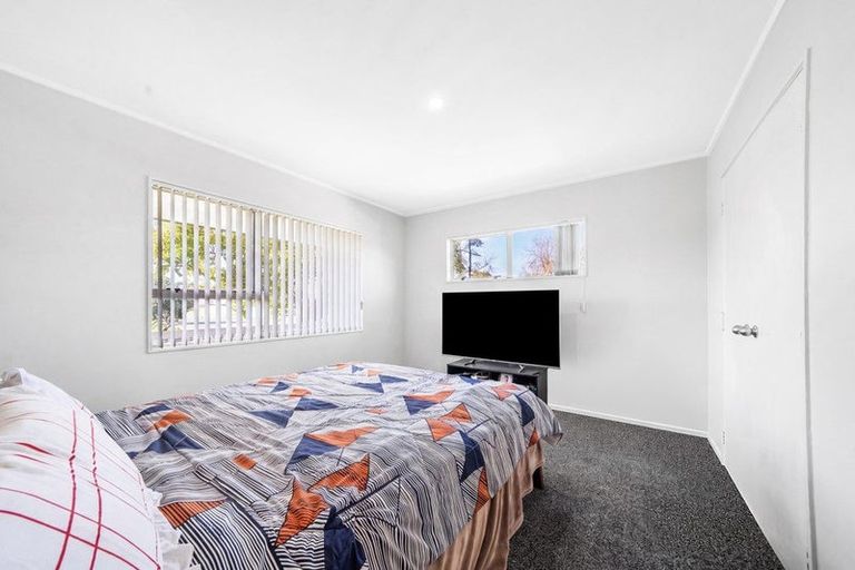 Photo of property in 1/2 Kennington Drive, Clendon Park, Auckland, 2103