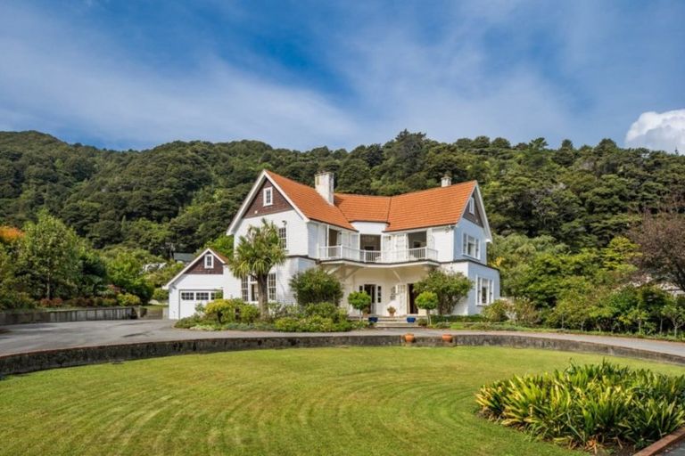 Photo of property in 60 Cheviot Road, Lowry Bay, Lower Hutt, 5013