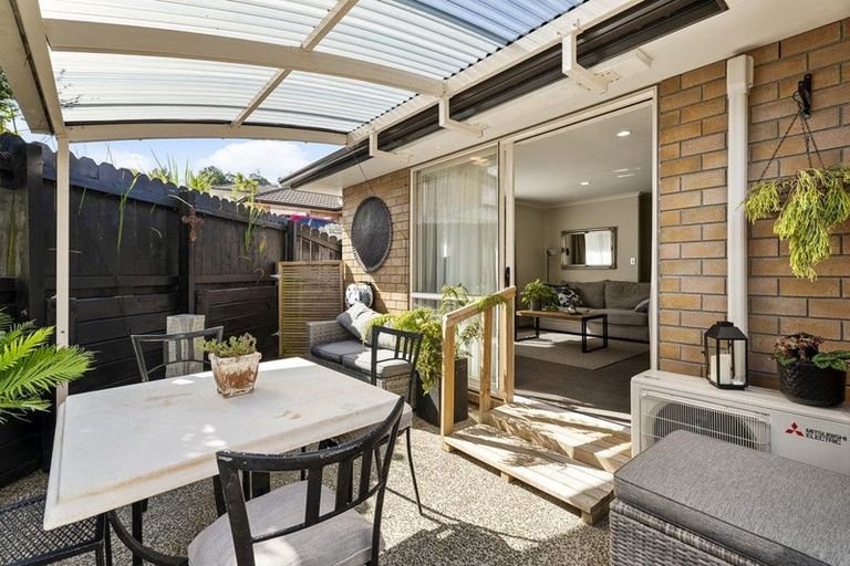 Photo of property in 2/22 Ellenbury Place, Stanmore Bay, Whangaparaoa, 0932