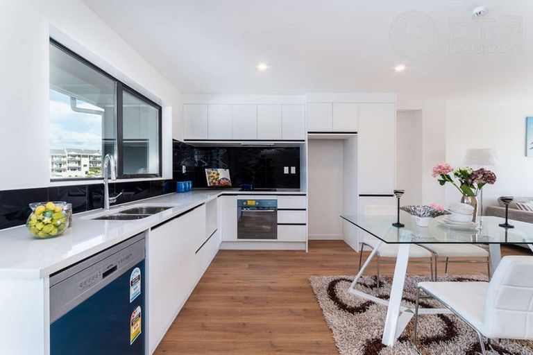 Photo of property in 5 Lilac Lane, Oteha, Auckland, 0632