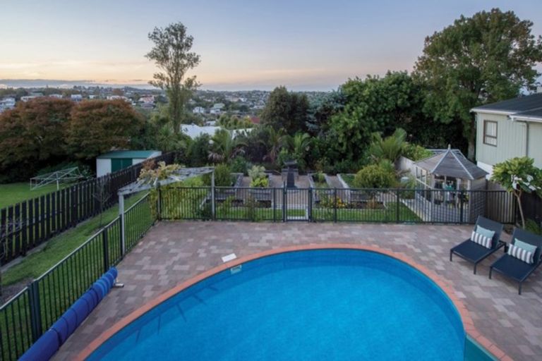 Photo of property in 16 Ridge Road, Waiake, Auckland, 0630