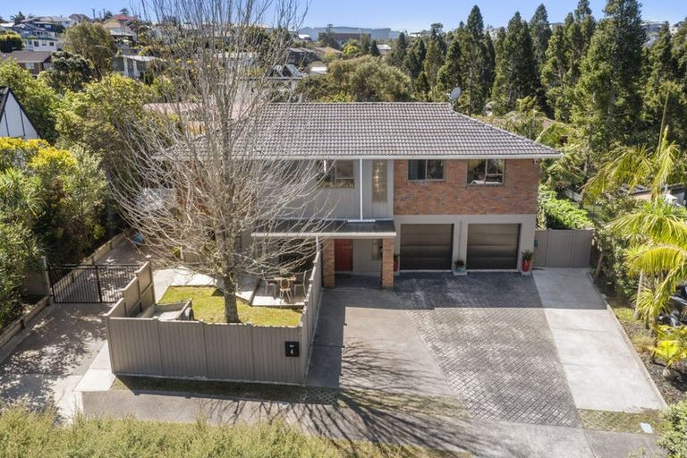 Photo of property in 4 Fitzpatrick Place, Chatswood, Auckland, 0626