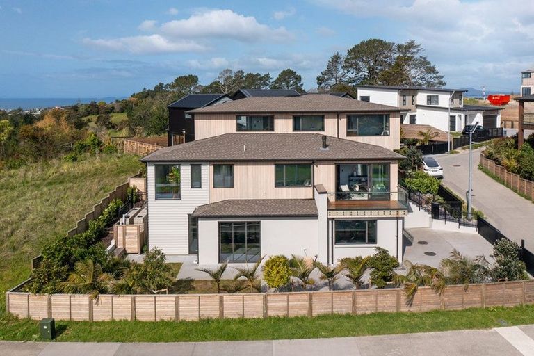 Photo of property in 2 Taku Close, Long Bay, Auckland, 0630