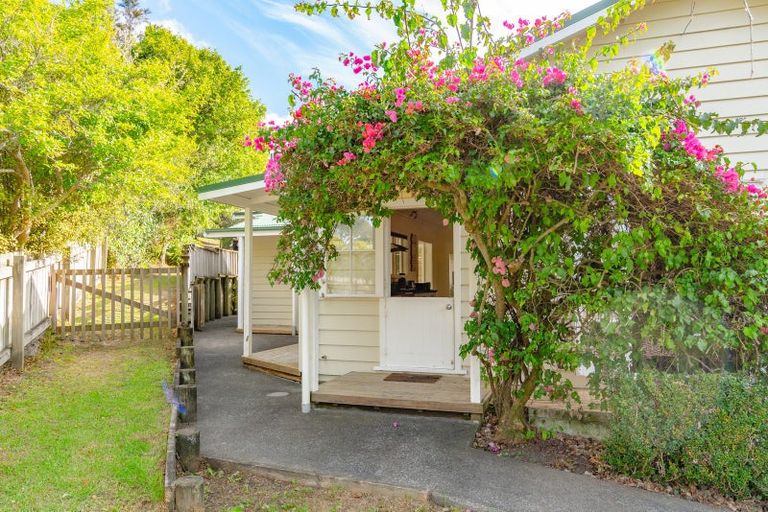 Photo of property in 42 Mountain Road, Henderson Valley, Auckland, 0612