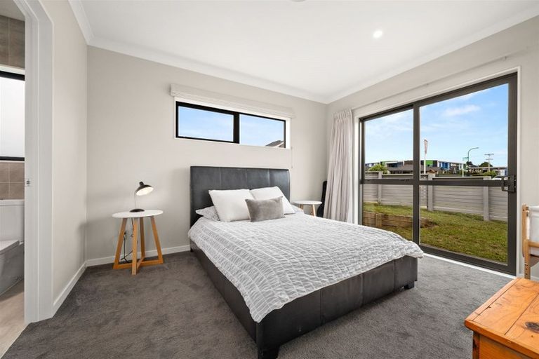 Photo of property in 2 Madden Avenue, Kumeu, 0810