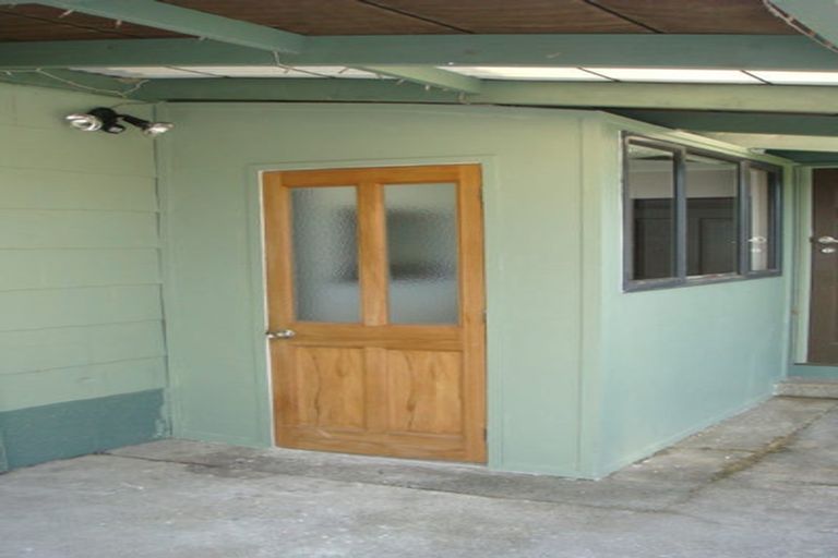 Photo of property in 20 Serwayne Place, Sunnyvale, Auckland, 0612