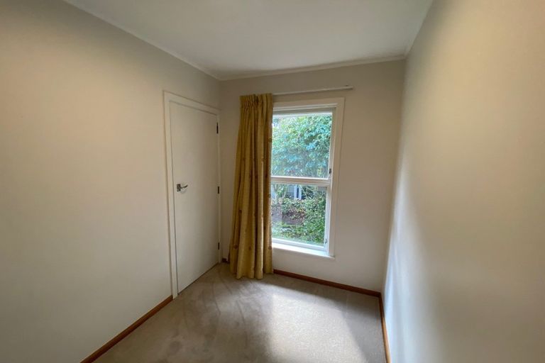 Photo of property in 8 Speedy Crescent, Hillcrest, Auckland, 0627