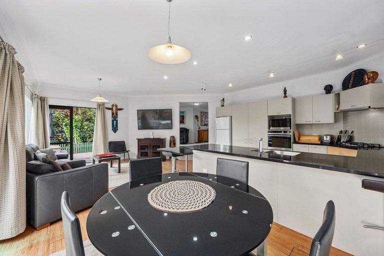 Photo of property in 5 Springwater Vale, Unsworth Heights, Auckland, 0632