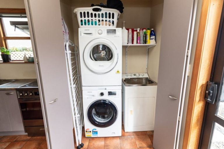 Photo of property in 9 Pinkerton Grove, Newlands, Wellington, 6037