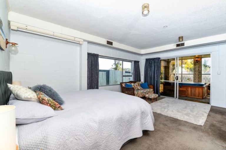 Photo of property in 18 Gilbass Avenue, Hamilton Lake, Hamilton, 3204