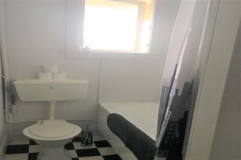 Photo of property in Devonport Apartments, 28/127 Saint Aubyn Street, New Plymouth, 4310