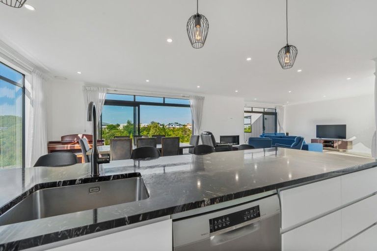 Photo of property in 67 Vaucluse Heights, Fitzherbert, Palmerston North, 4410