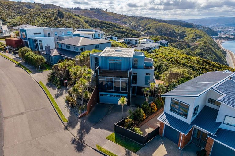 Photo of property in 71 Tamworth Crescent, Newlands, Wellington, 6037