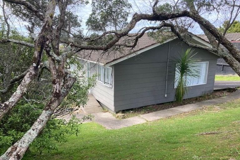 Photo of property in 1/247 Wairau Road, Totara Vale, Auckland, 0627