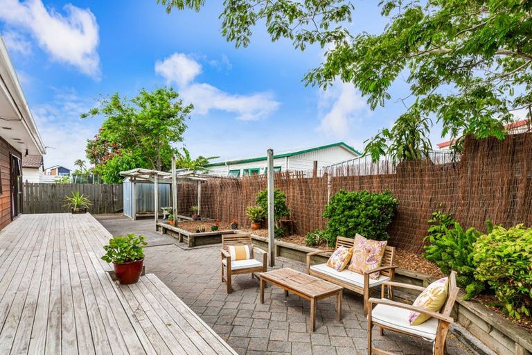 Photo of property in 2/16 Glenhaven Place, Te Atatu Peninsula, Auckland, 0610