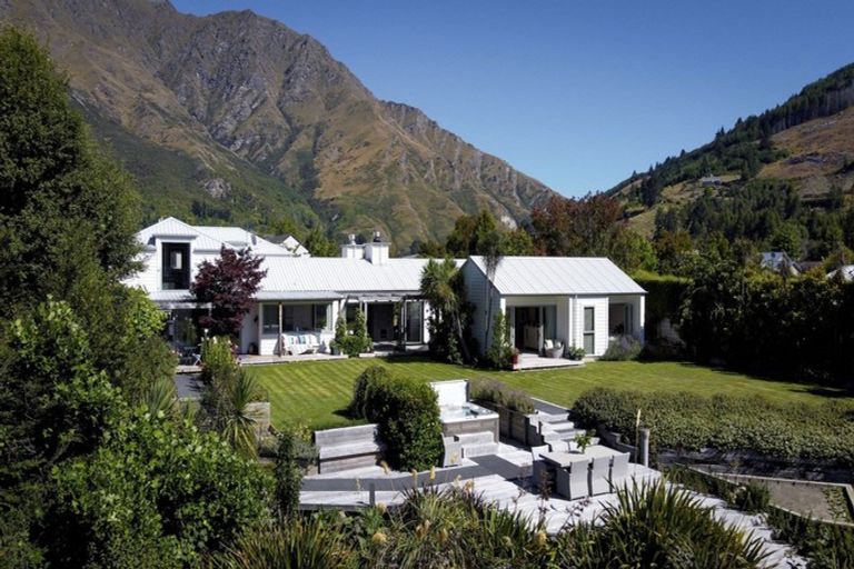 Photo of property in 32 Amber Close, Arthurs Point, Queenstown, 9371