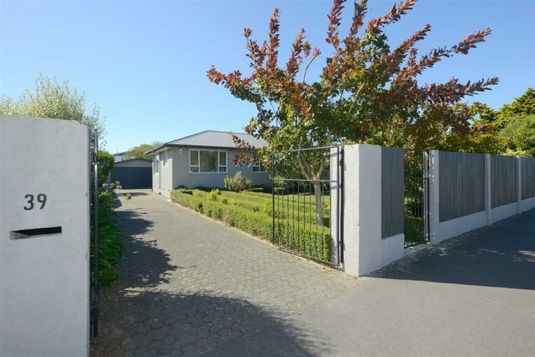 Photo of property in 39 Middlepark Road, Sockburn, Christchurch, 8042