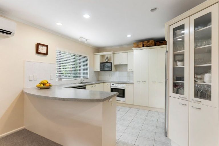Photo of property in 2/52 Uxbridge Road, Mellons Bay, Auckland, 2014