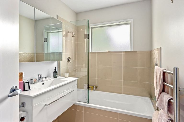 Photo of property in 2/5 Sarabande Avenue, Redwood, Christchurch, 8051