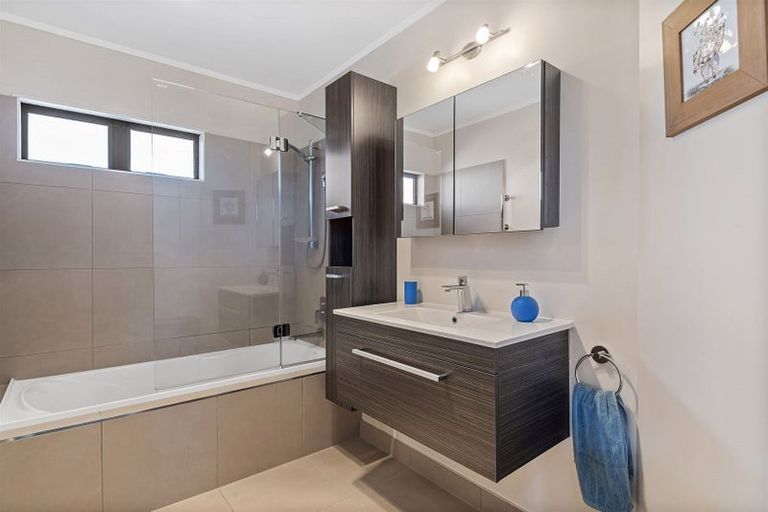 Photo of property in 15 Ballini Rise, West Harbour, Auckland, 0618