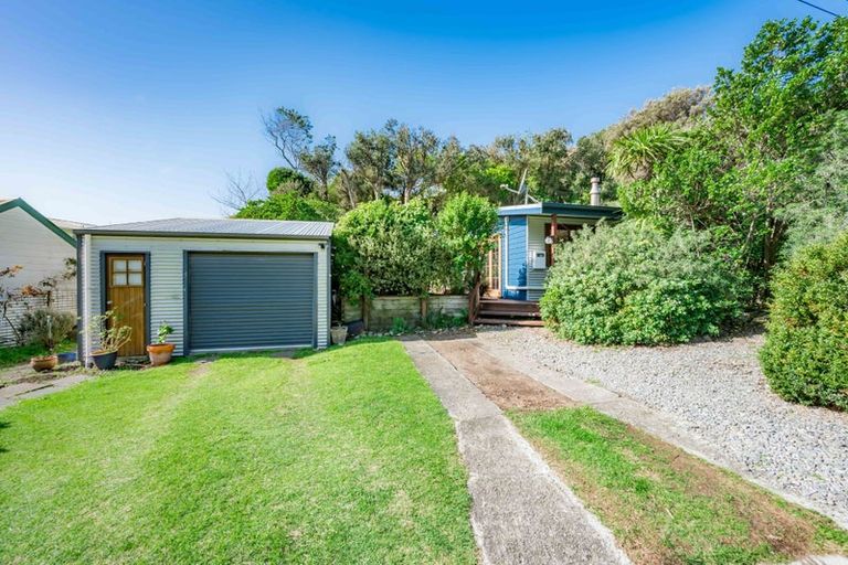 Photo of property in 5 Flaxmere Street, Waikanae Beach, Waikanae, 5036