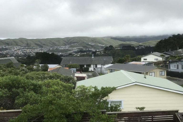 Photo of property in 15a Bayswater Place, Newlands, Wellington, 6037