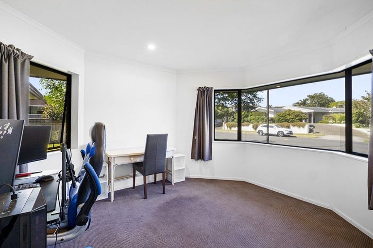 Photo of property in 16 Karina Road, Merrilands, New Plymouth, 4312