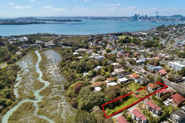 Photo of property in 43 Onewa Road, Northcote, Auckland, 0627