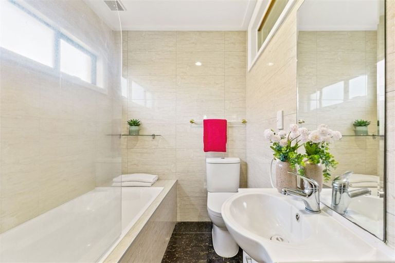 Photo of property in 4/17 Neta Grove, Henderson, Auckland, 0612