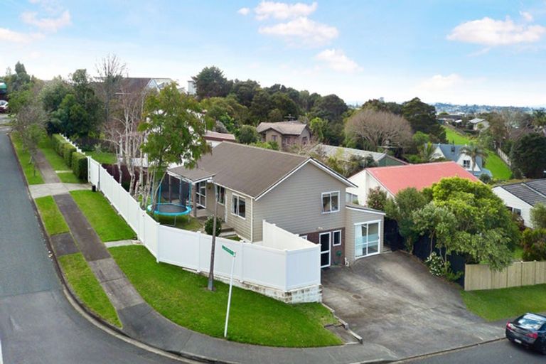 Photo of property in 1 Riesling Place, Henderson, Auckland, 0612