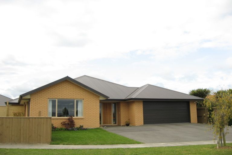 Photo of property in 4 Lowe Place, Rangiora, 7400