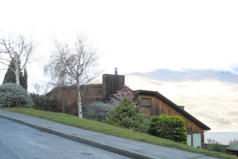 Photo of property in 26 Mckerrow Place, Sunshine Bay, Queenstown, 9300