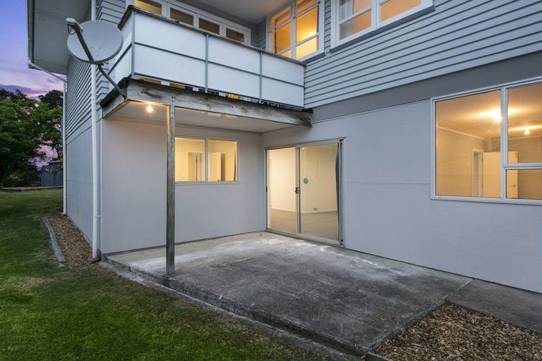 Photo of property in 37 Beaubank Road, Kelston, Auckland, 0602