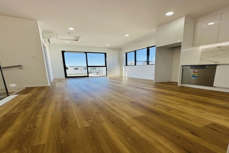 Photo of property in 1a Edward Avenue, Orewa, 0931