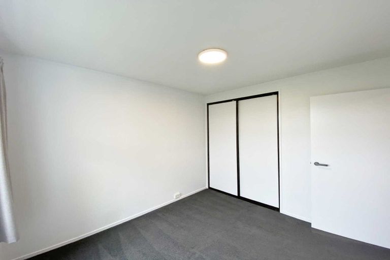 Photo of property in 2/66 Middlepark Road, Sockburn, Christchurch, 8042