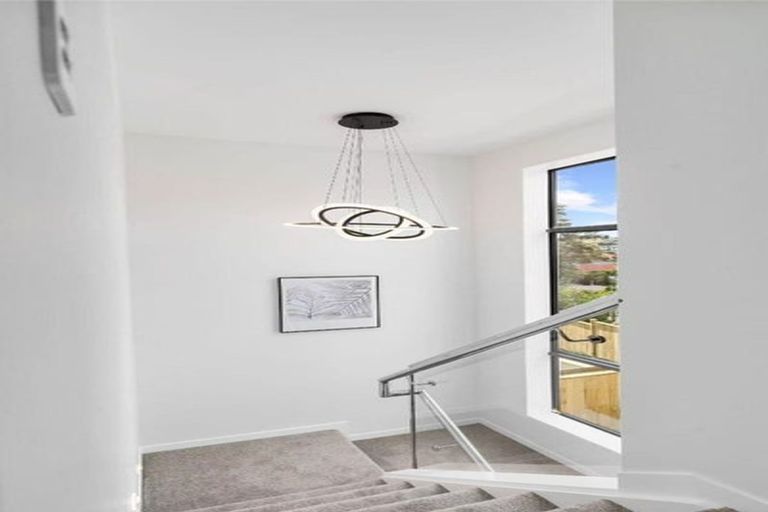 Photo of property in 16c Madison Place, Forrest Hill, Auckland, 0620