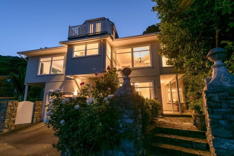 Photo of property in 379 Karaka Bay Road, Karaka Bays, Wellington, 6022