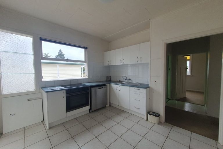 Photo of property in 2 Wattle Street, New Lynn, Auckland, 0600