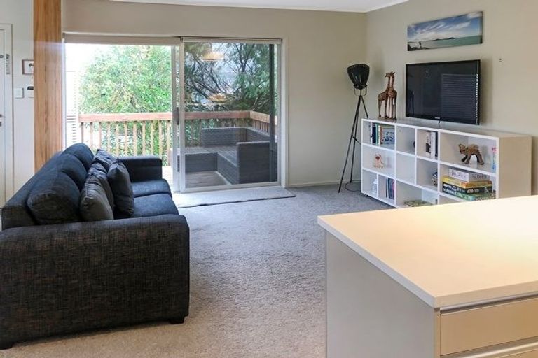 Photo of property in 1/7 Lingham Crescent, Torbay, Auckland, 0630