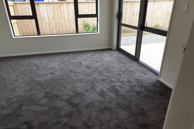 Photo of property in 16 Millcroft Lane, Ranui, Auckland, 0612