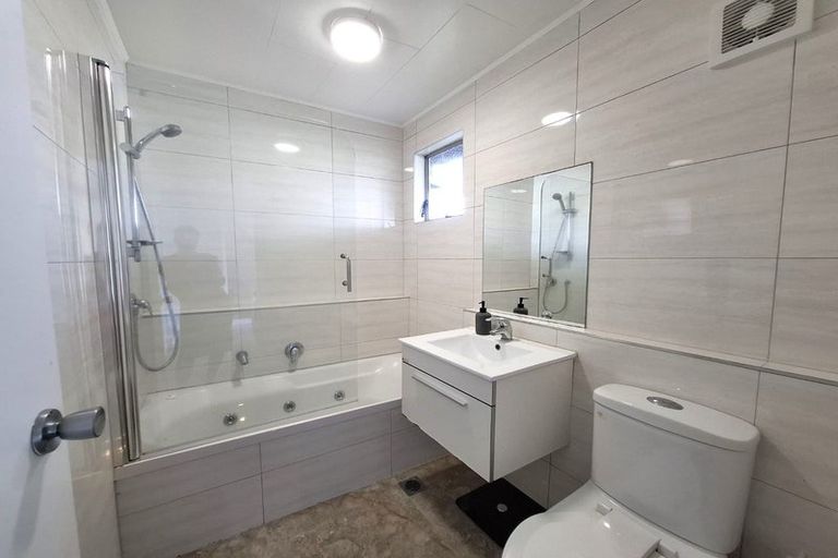 Photo of property in 1/52 Pupuke Road, Hillcrest, Auckland, 0627