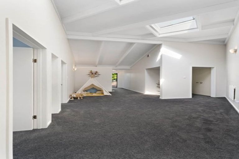Photo of property in 4 Raphael Place, West Harbour, Auckland, 0618