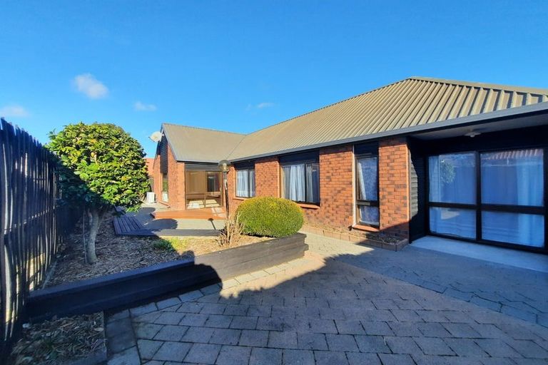 Photo of property in 2/8 Cricklewood Place, Avonhead, Christchurch, 8042