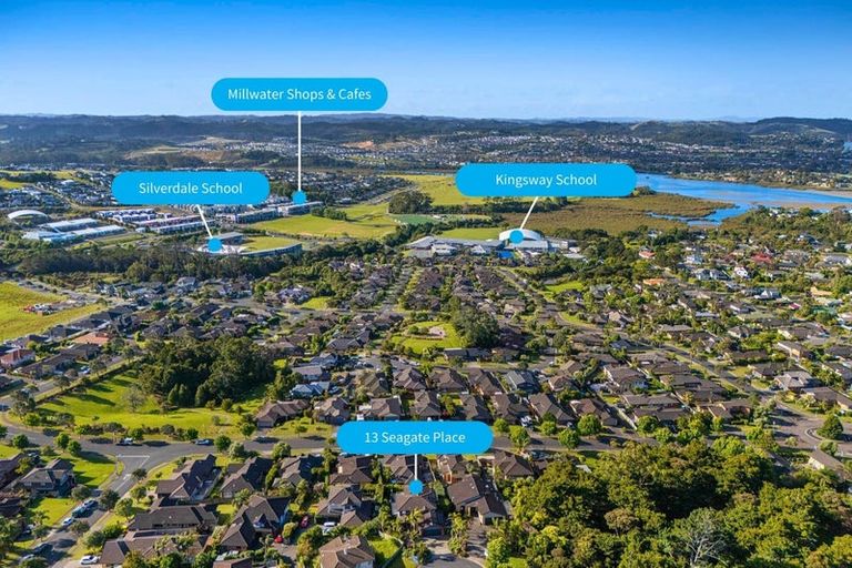 Photo of property in 13 Seagate Place, Red Beach, 0932