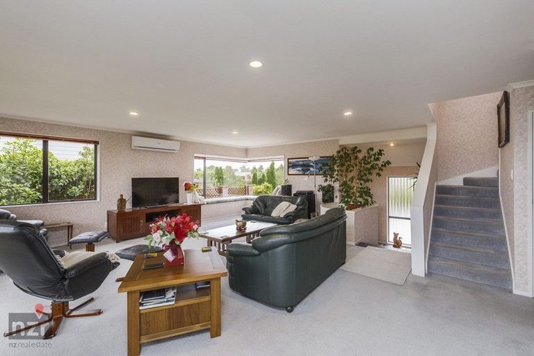 Photo of property in 35 Springdale Grove, Fitzherbert, Palmerston North, 4410