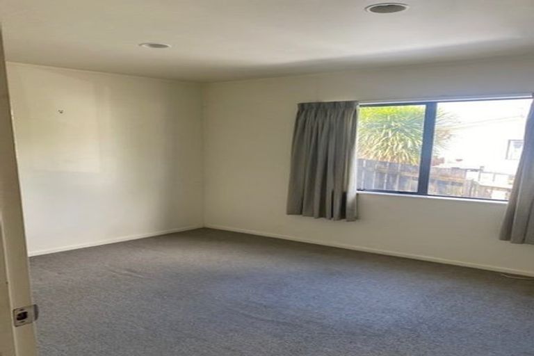 Photo of property in 3a Louise Place, West Harbour, Auckland, 0618