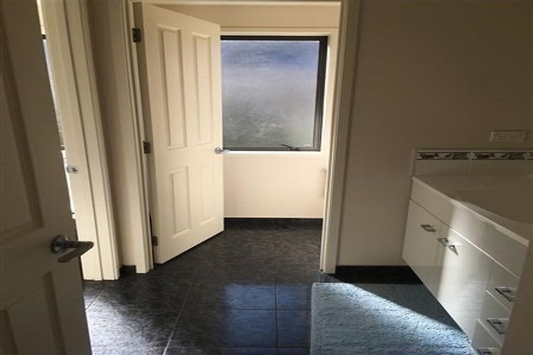 Photo of property in 5 Jomard Terrace, Northcross, Auckland, 0632